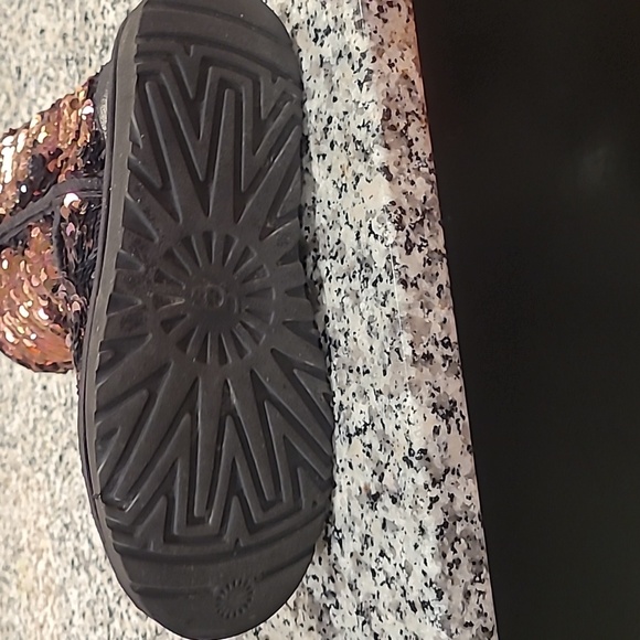 UGG BOOTS BLACK GOLD SEQUINS SIZE 7. WORN A FEW TIMES. GOOD CONDITION. - Picture 4 of 8